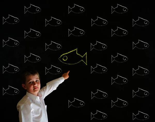 Işaret Eden Çocuk Bağımsız Düşünme Tebeşir Balık Blackboard Arka Plana — Stok fotoğraf