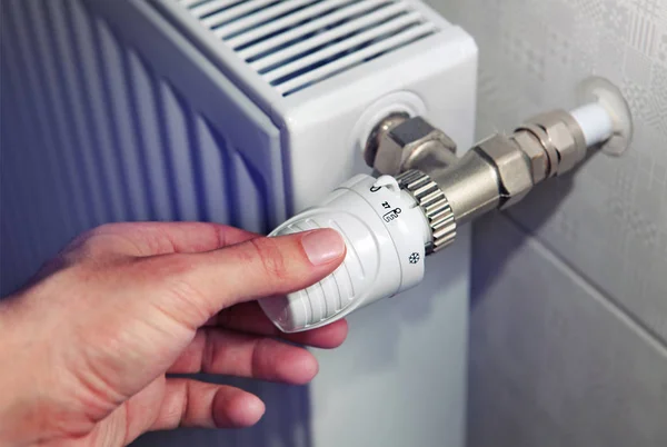 Hand Die Temperatuur Regelt Een Verwarmings Radiator — Stockfoto