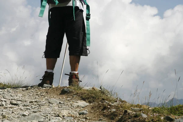 Przycięte Zdjęcie Hiker Malowniczy Widok Piękną Przyrodę Krajobrazu — Zdjęcie stockowe