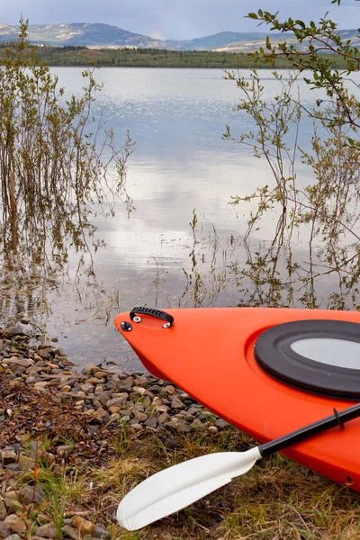 Kajak Und Paddel Ufer Entlang Eines Ruhigen Sees Mit Einer — Stockfoto