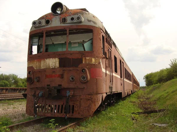 Velho Motor Diesel Destruído Trem Uma Pista Lateral — Fotografia de Stock