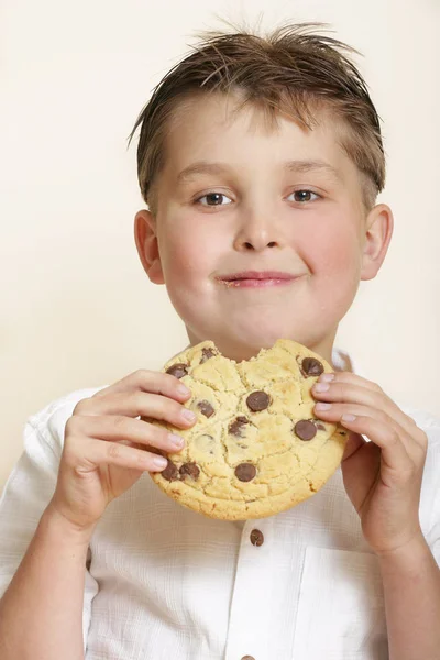 Jongen Met Grote Cookie Glimlachend — Stockfoto