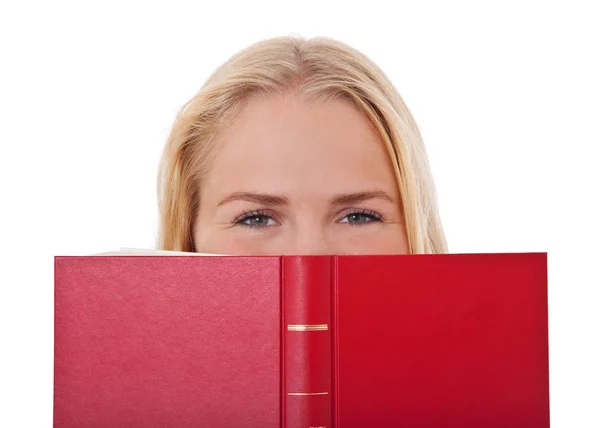 Menina Adolescente Atraente Escondendo Seu Rosto Bonito Por Trás Livro — Fotografia de Stock