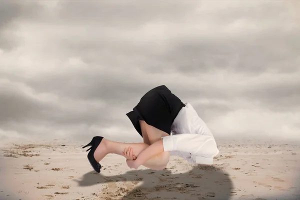 Geschäftsfrau Vergräbt Ihren Kopf Vor Nebliger Wüstenlandschaft — Stockfoto