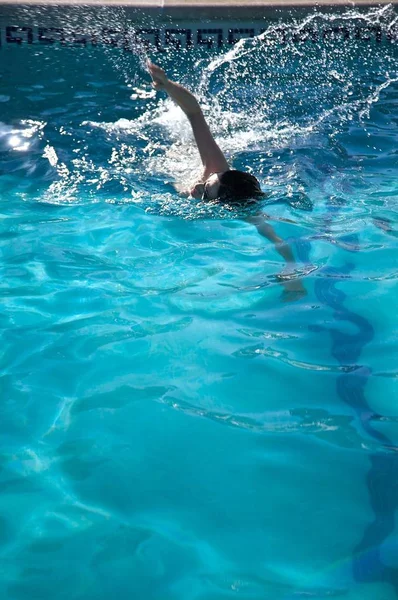 Mujer Nadando Una Piscina — Foto de Stock