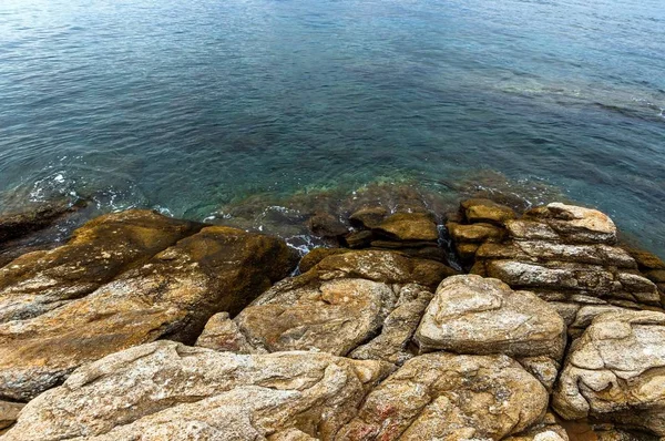 Riva Oceano Con Grandi Rocce Acqua — Foto Stock