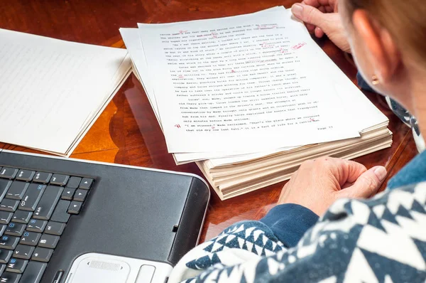 Mujer Autora Reescribiendo Manuscrito Después Haber Sido Revisado Por Editor —  Fotos de Stock