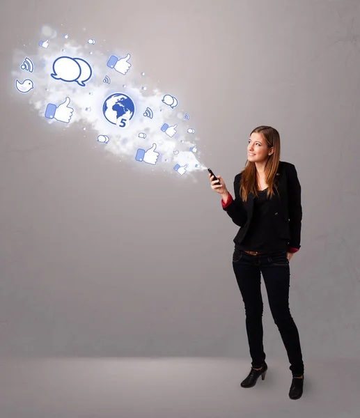 Menina Bonita Segurando Telefone Com Ícones Mídia Social Nuvem Abstrata — Fotografia de Stock