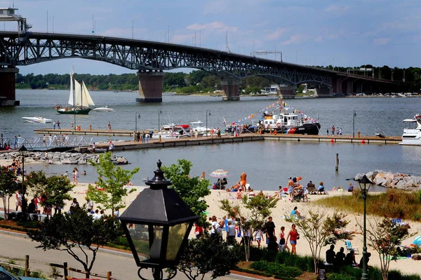 ヨットとコールマン橋を背景にしたヨーク川沿いのヨークタウンビーチの眺め バージニア州ヨークタウン — ストック写真