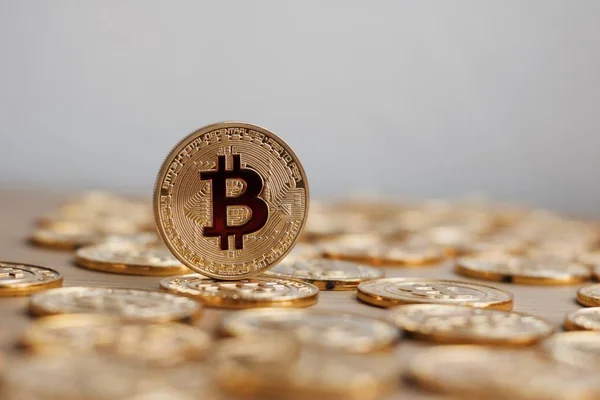 Moeda Digital Moeda Bitcoin Física Concepção Moedas Fundo Ouro — Fotografia de Stock
