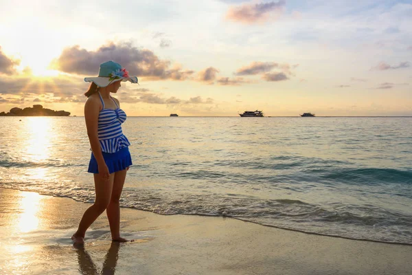 Chica Traje Baño Azul Caminando Playa Con Cielo Feliz Hermoso —  Fotos de Stock