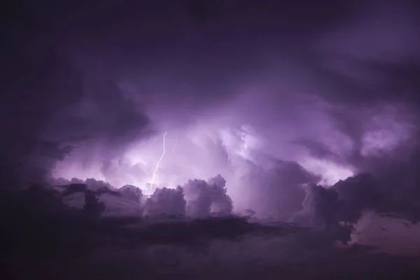Belo Raio Com Nuvens Escuras Ameaçadoras — Fotografia de Stock