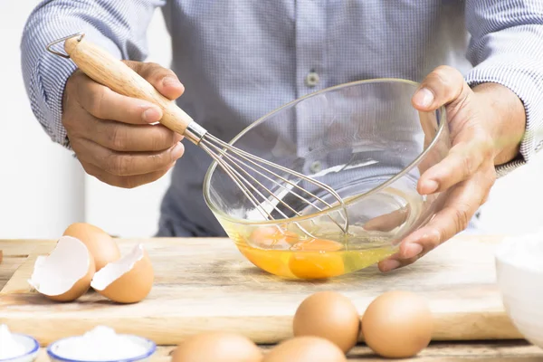 Człowiek Whisking Jaj Kuchni Powiększenie — Zdjęcie stockowe