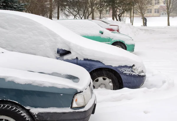 Coches Cubiertos Nieve Ventisca Cayendo Pie Aparcamiento Aire Libre Invierno —  Fotos de Stock