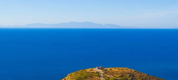 Cape Egy Magányos Ház Tenger Hegyek Távolban Rhodos Görögország — Stock Fotó