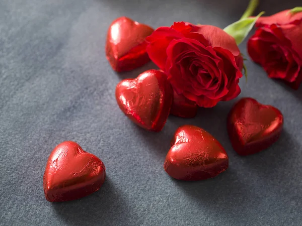 Fond Saint Valentin Avec Coeurs Chocolat Roses Rouges Sur Papier — Photo