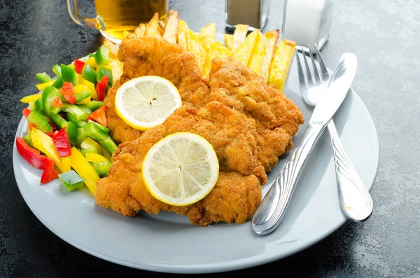 Schnitzel Con Patatine Fritte Fatto Casa Piatto Birra Ceca Verdura — Foto Stock