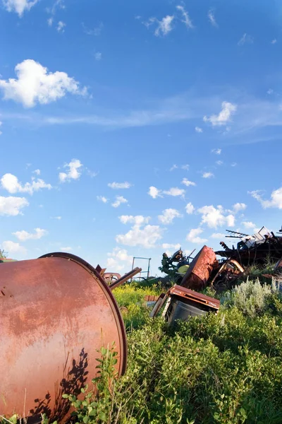 Bozkırda Eski Paslanmış Metal Eski Ekipman Yığını — Stok fotoğraf