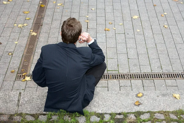 Muž Který Sedí Sám Používá Mobil — Stock fotografie