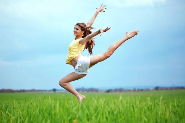 Молодая Красивая Девушка Делает Гимнастические Прыжки Открытом Воздухе — стоковое фото
