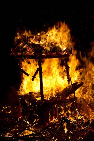 Pequeña Madera Bien Ardiendo Con Intensidad Noche — Foto de Stock