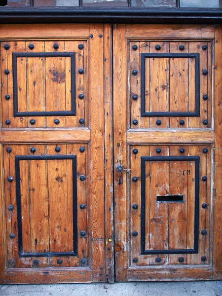 古いビンテージ シティ ハウスにエントリとして木製の茶色のドアの装飾 — ストック写真