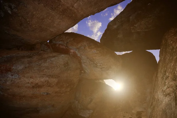 Sun Zahlédl Skrz Díru Mezi Kameny Pinnacles Národním Parku Kalifornii — Stock fotografie