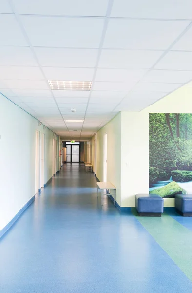 Corredor Largo Hospital Con Puertas Reflejos — Foto de Stock