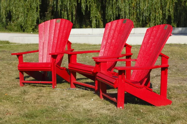 草原の赤い木製の庭の椅子 — ストック写真