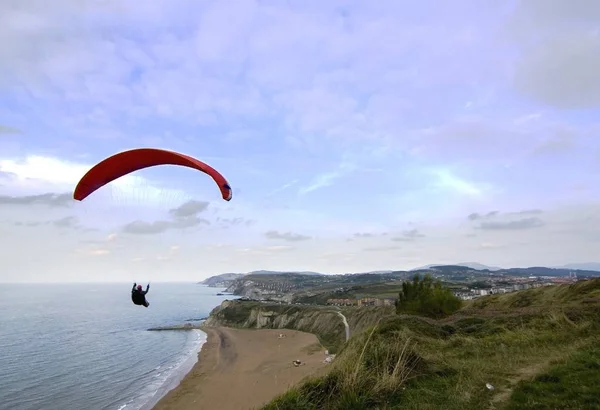 人们有乐趣在天空中飞行与降落伞 — 图库照片