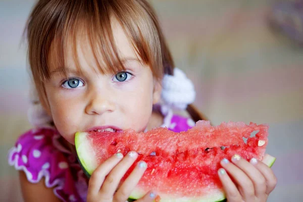 Divertente Bambino Mangiare Anguria Primo Piano — Foto Stock