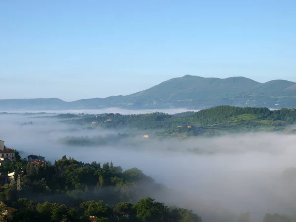 Fabulosa Paisagem Manhã Nebulosa Toscana Vale Entre Montepulciano Chiusi — Fotografia de Stock