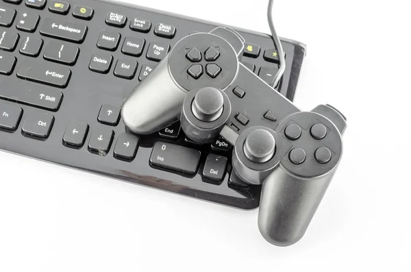 Tastaturcomputer Und Spielcontroller Auf Weißem Hintergrund — Stockfoto