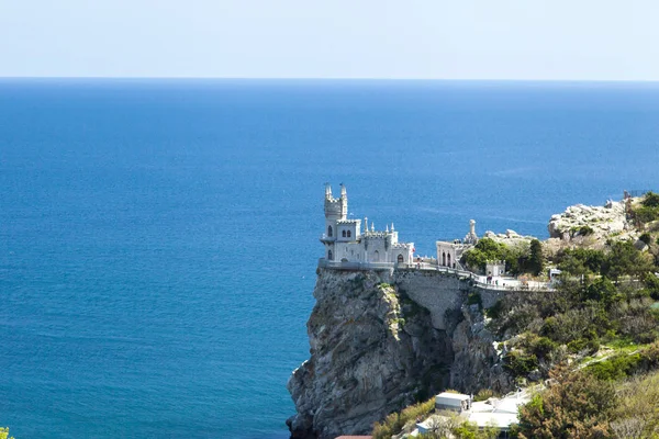 Castelo Junto Mar Está Rocha Altamente Acima Água — Fotografia de Stock