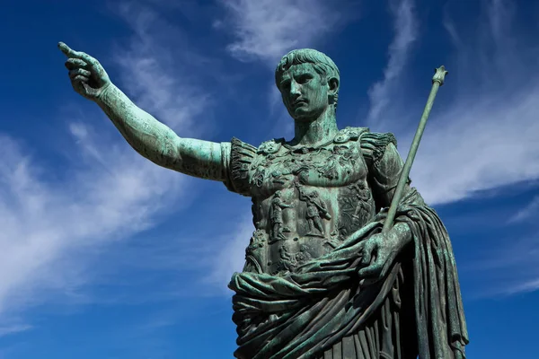 Estátua Romana Bronze Apontando Contra Céu Azul — Fotografia de Stock
