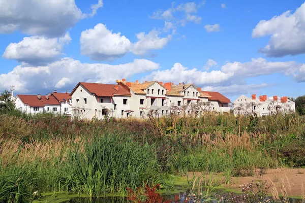 在沼泽附近建造小屋 — 图库照片