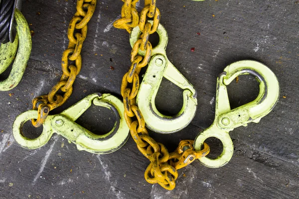 Das Schwere Heben Große Gelb Lackierte Ketten — Stockfoto