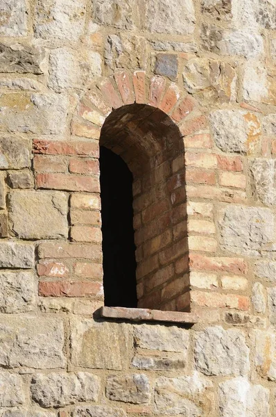 Kale Duvarındaki Pencere Inşaat Tekniğini Gösteriyor — Stok fotoğraf
