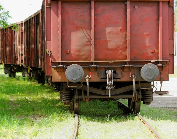 Velho Vagão Numa Férrea Relvada Não Utilizada — Fotografia de Stock