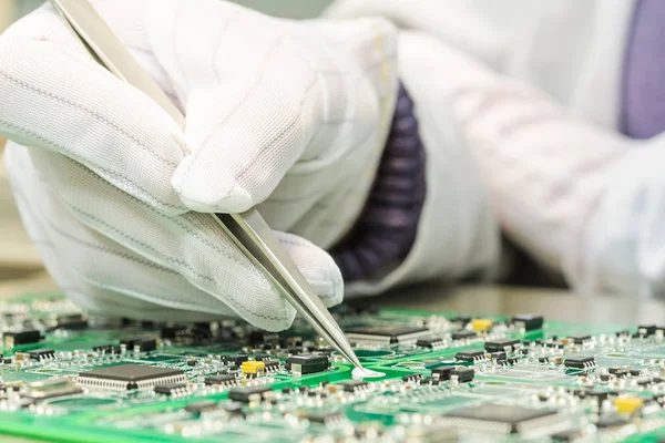 Engineering Och Elektroniska Komponent Kvalitetskontroll Lab Datorn Pcb Nyckelfärdiga Tillverkning — Stockfoto