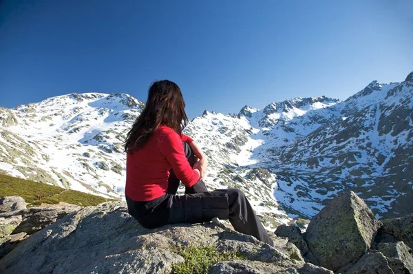 Frau Auf Dem Gipfel Des Gredos Gebirges Avila Spanien — Stockfoto