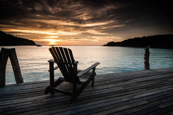 Strandstoelen Een Houten Brug Met Zonsondergang — Stockfoto