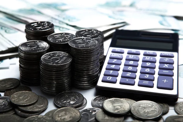 Uang Dalam Bentuk Uang Kertas Dan Koin Dengan Kalkulator Menutup — Stok Foto