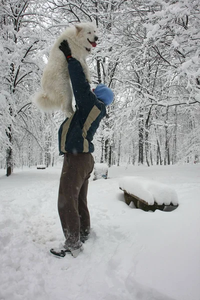 Mann Spielt Mit Samowar Schneebedeckten Wald — Stockfoto