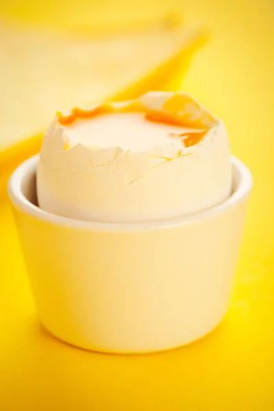 Вареное Яйцо Минуты Желтом Столе — стоковое фото