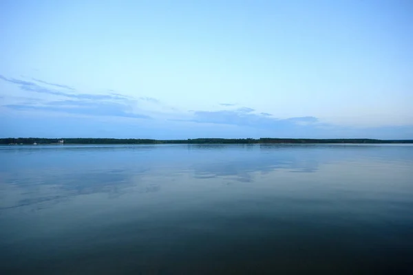 曇り空の青い湖自然シリーズ — ストック写真