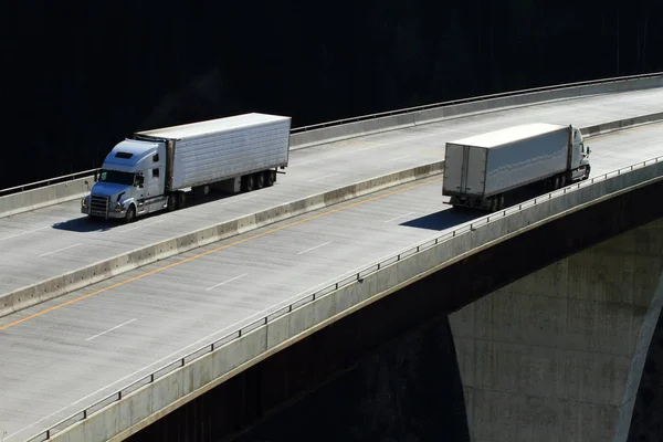 Semirremolques Cruzando Puente Alto Nivel Columbia Británica —  Fotos de Stock