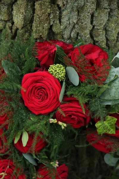 Rote Rosen Eukalyptus Und Efeu Einem Blumengesteck — Stockfoto