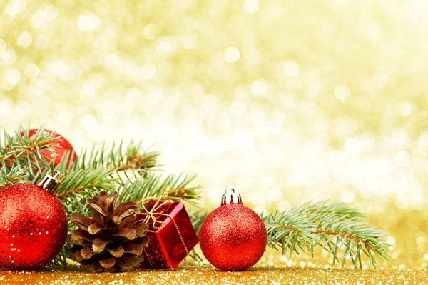 Weihnachtskarte Mit Tannenzweig Und Dekoration Auf Goldenem Glitzerhintergrund — Stockfoto