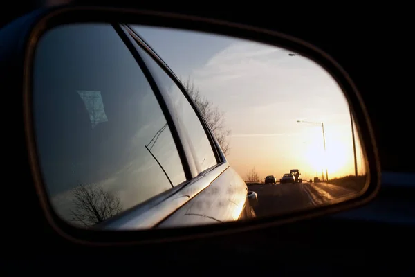 Vista Pôr Sol Espelho Vista Lateral Carro Enquanto Dirige Pela — Fotografia de Stock